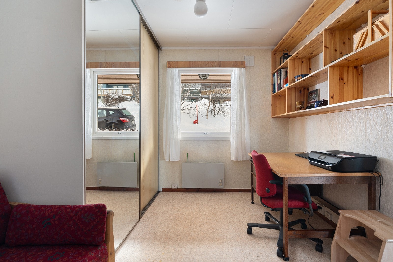 Soverom med garderobeløsning.