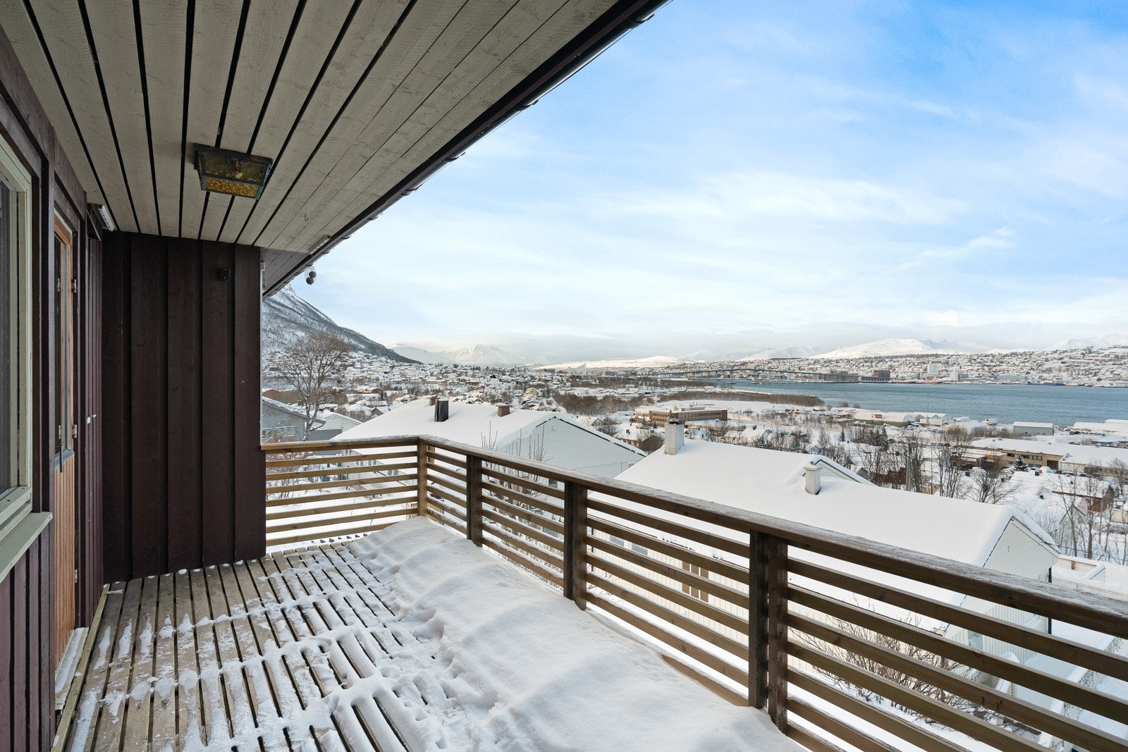 Takoverbygd veranda med nydelig utsikt.