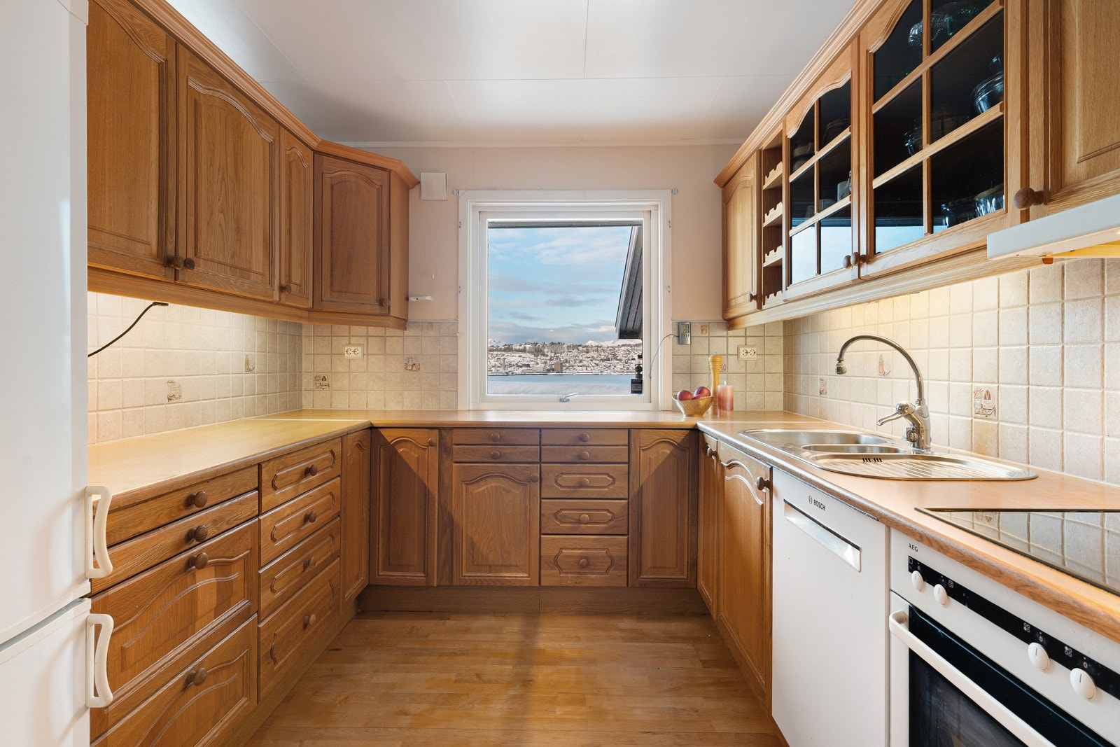 Kjøkkenet har rikelig med skap- og benkeplass. Nydelig utsikt kan nytes også fra kjøkkenet.