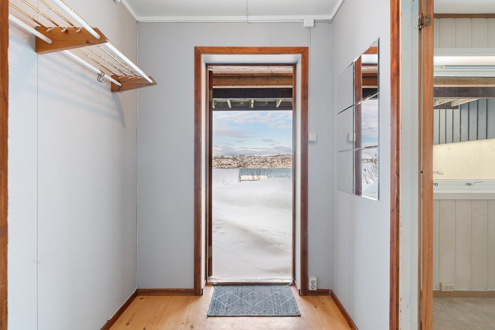 I underetasjen er det mulighet for utleie av egen bolig. Leiligheten har egen inngang.