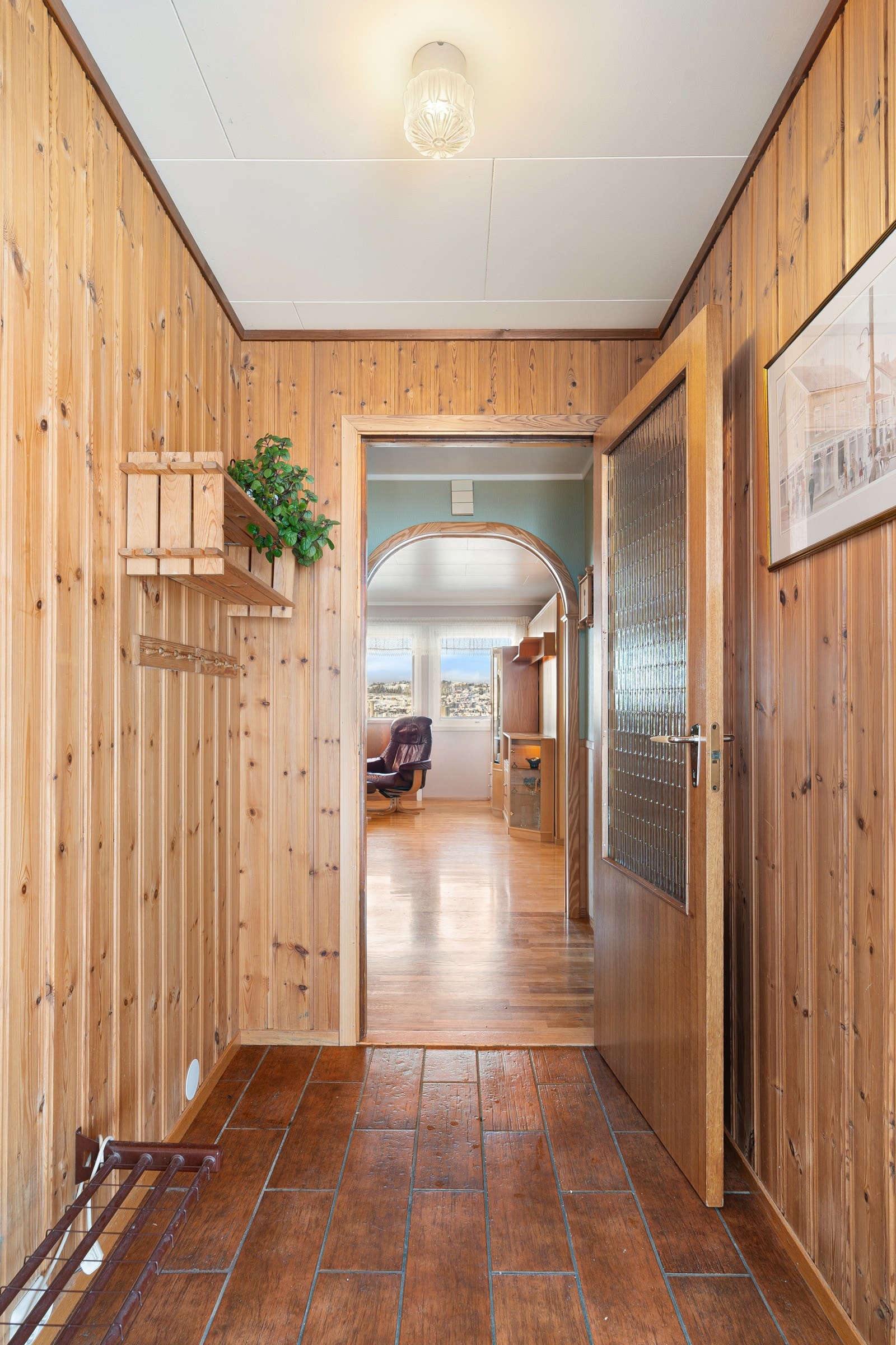 Innholdsrik enebolig med stue, kjøkken, 4 soverom, 2 bad, samt en romslig hall.