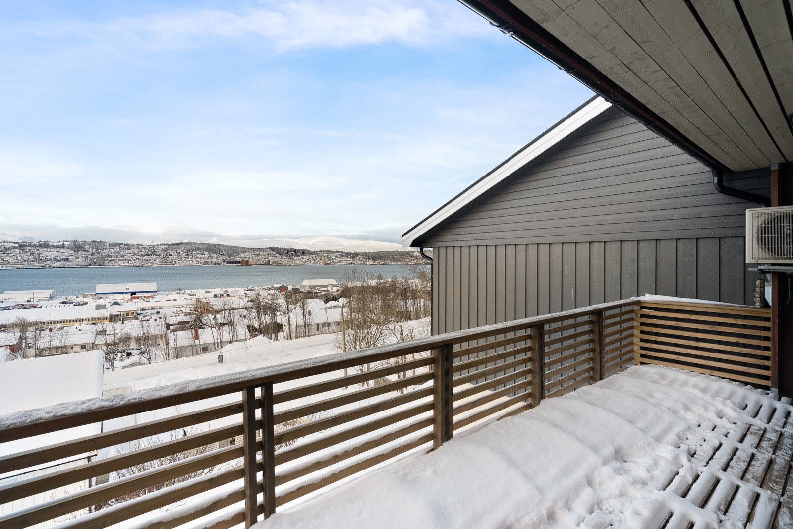 Her er det god plass til utemøbler og grill.