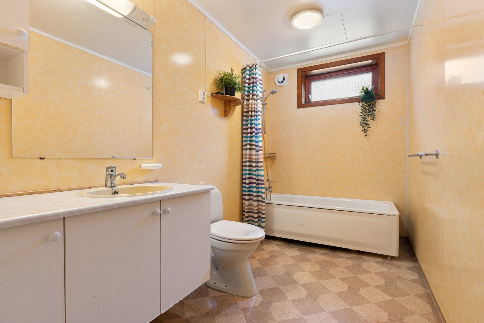 Baderom underetasje med badekar.