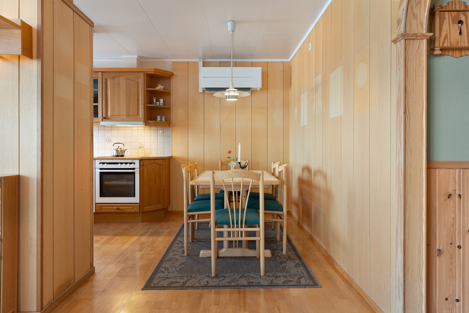 Luft til luft varmepumpe montert over spisestuen.