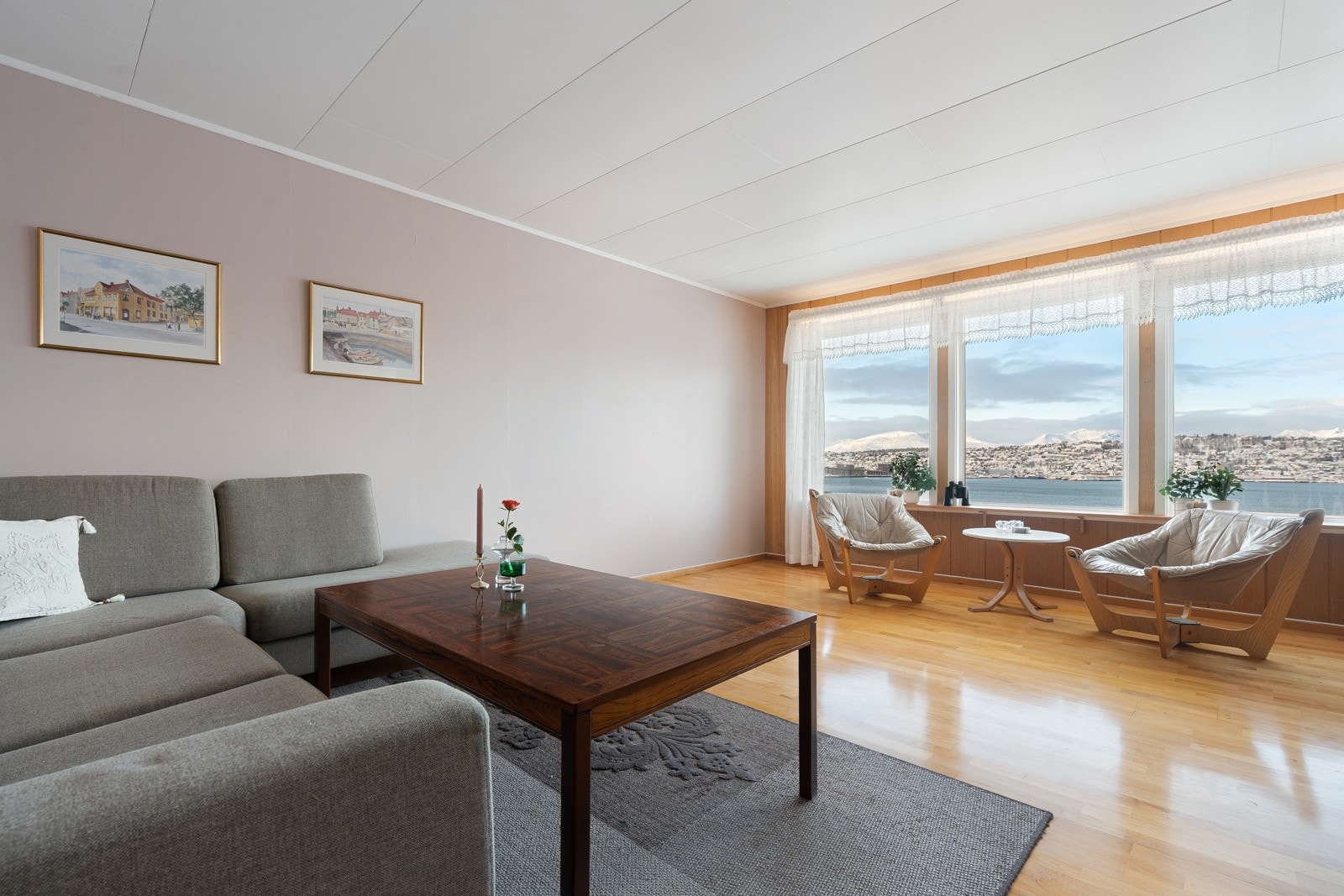 Romslig stue med store vindusflater som gir rikelig med lysinnslipp og fremhever den fantastiske utsikten.