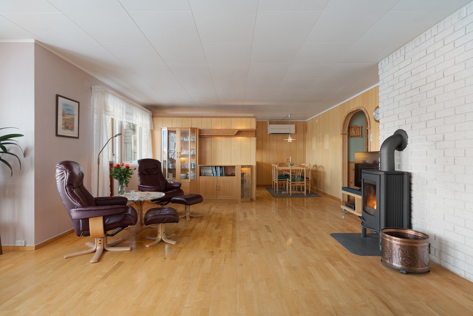 I stuen er det montert varmepumpe og vedovn som gir god varme.