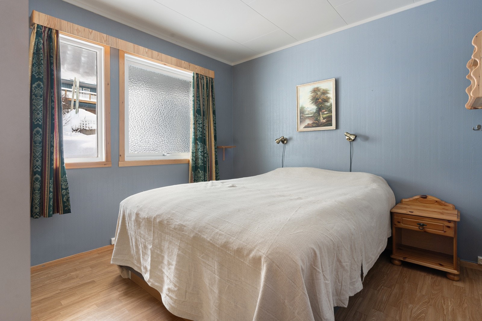 Boligen har 4 soverom. Hovedsoverom med plass til stor seng og tilhørende nattbord.