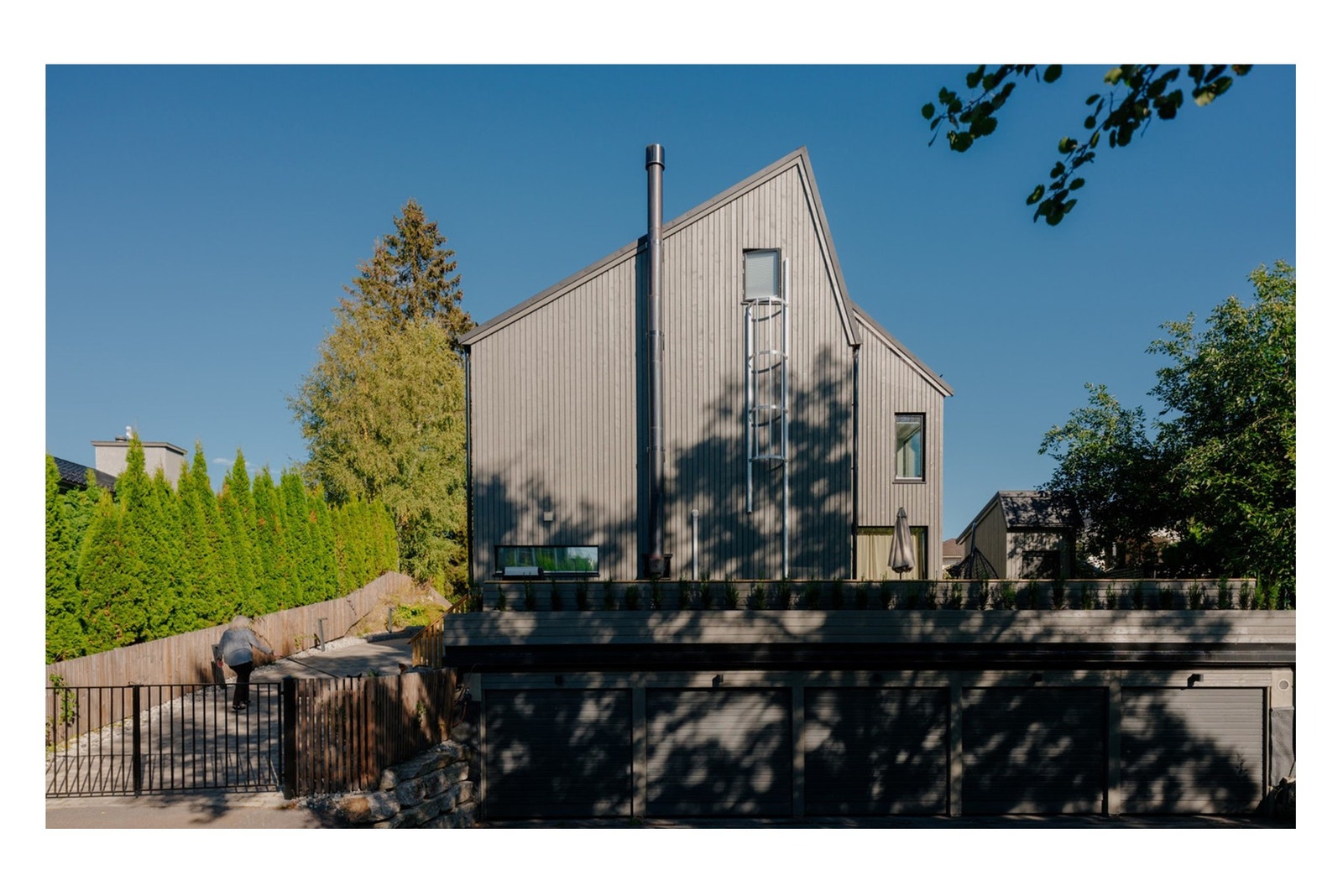 Husrekken sett fra veien. Pent opparbeidet uteområde. Galleribilde