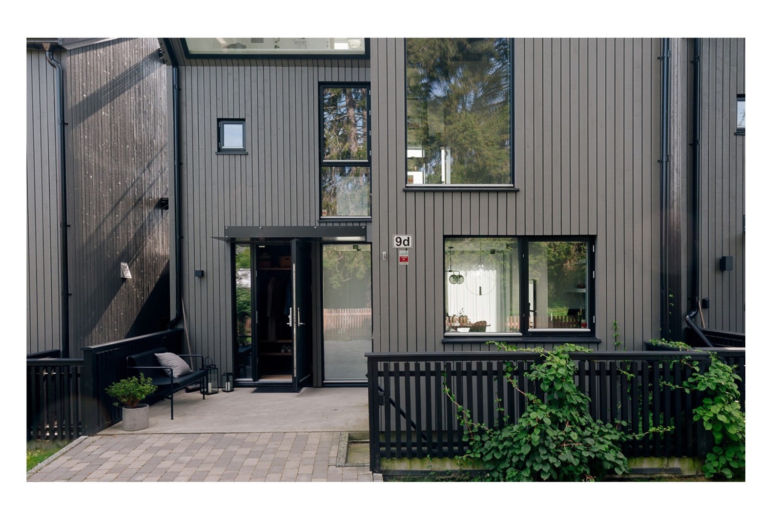 Inngangen til Hybelleiligheten går ned en trapp foran huset til høyre i bildet. Galleribilde