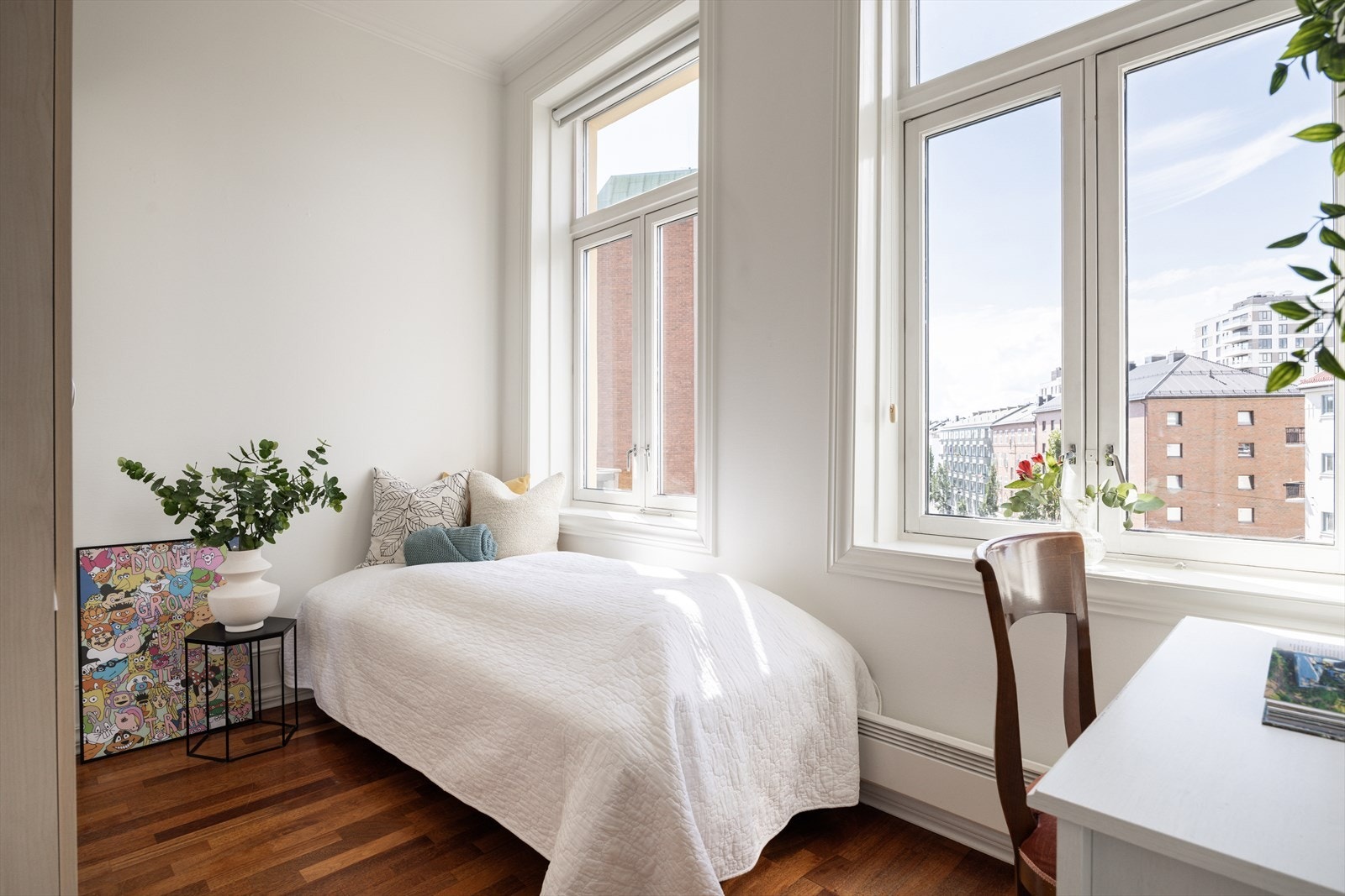 Soverom 2 har god plass til seng, skrivebord og garderobe. Galleribilde