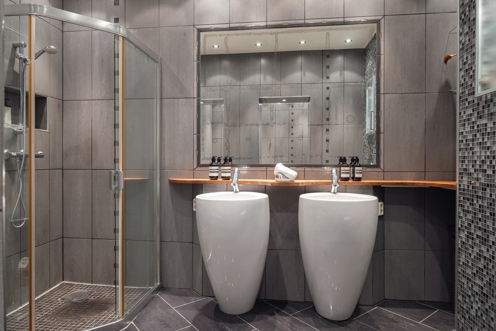 Alle badene har eksklusive IlbagnoAlessi-servanter, designet av Stefano Giovannoni. Galleribilde