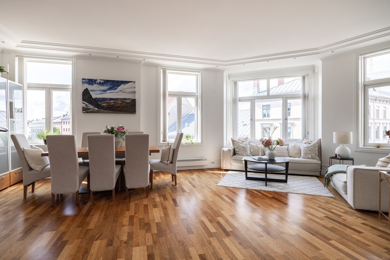 Leiligheten har store, gode rom med generøs takhøyde på 2,87 meter. Galleribilde