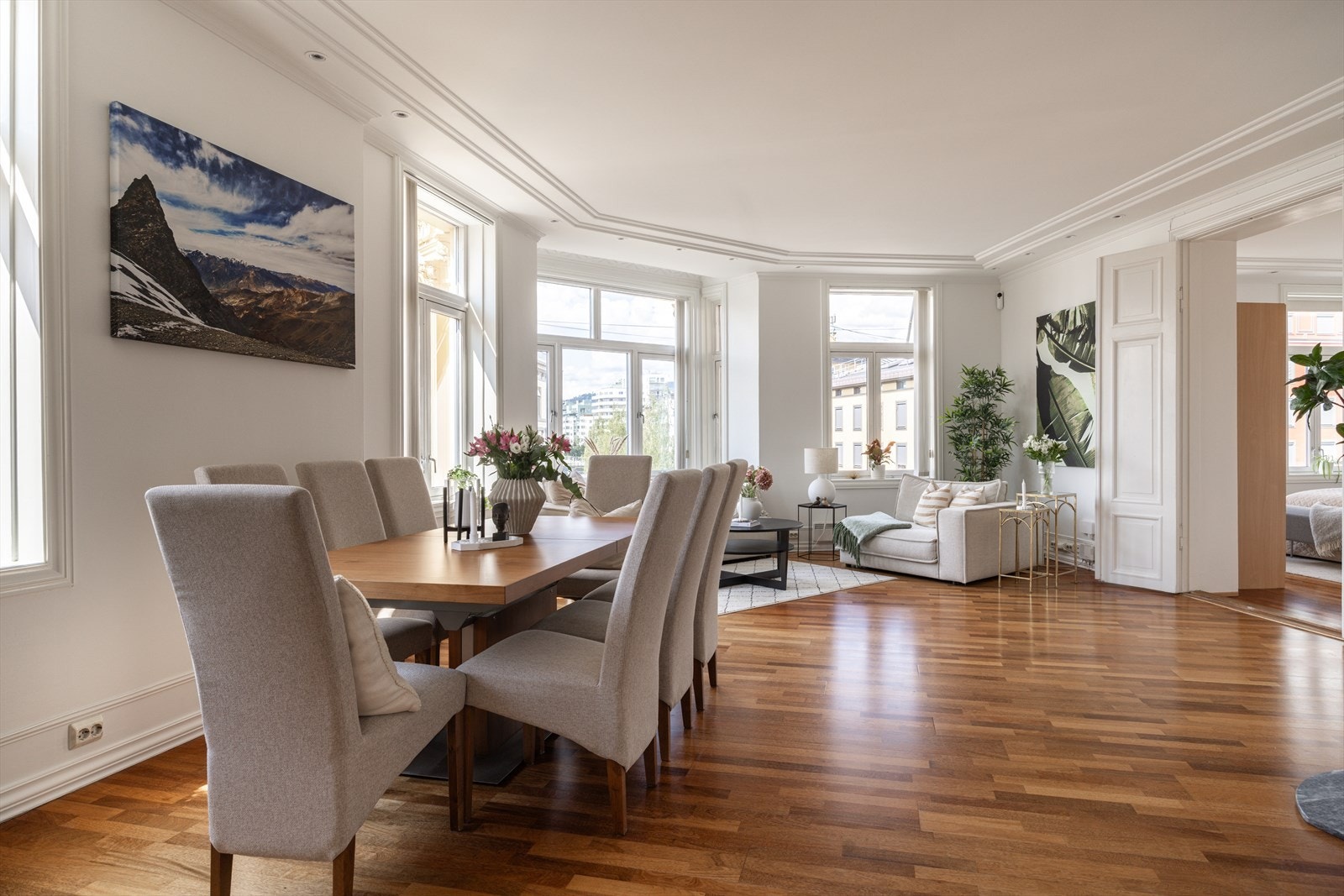 Leiligheten ligger fint til i byggets 4. etasje, i en velholdt og vakker bygård på Majorstuen. Galleribilde