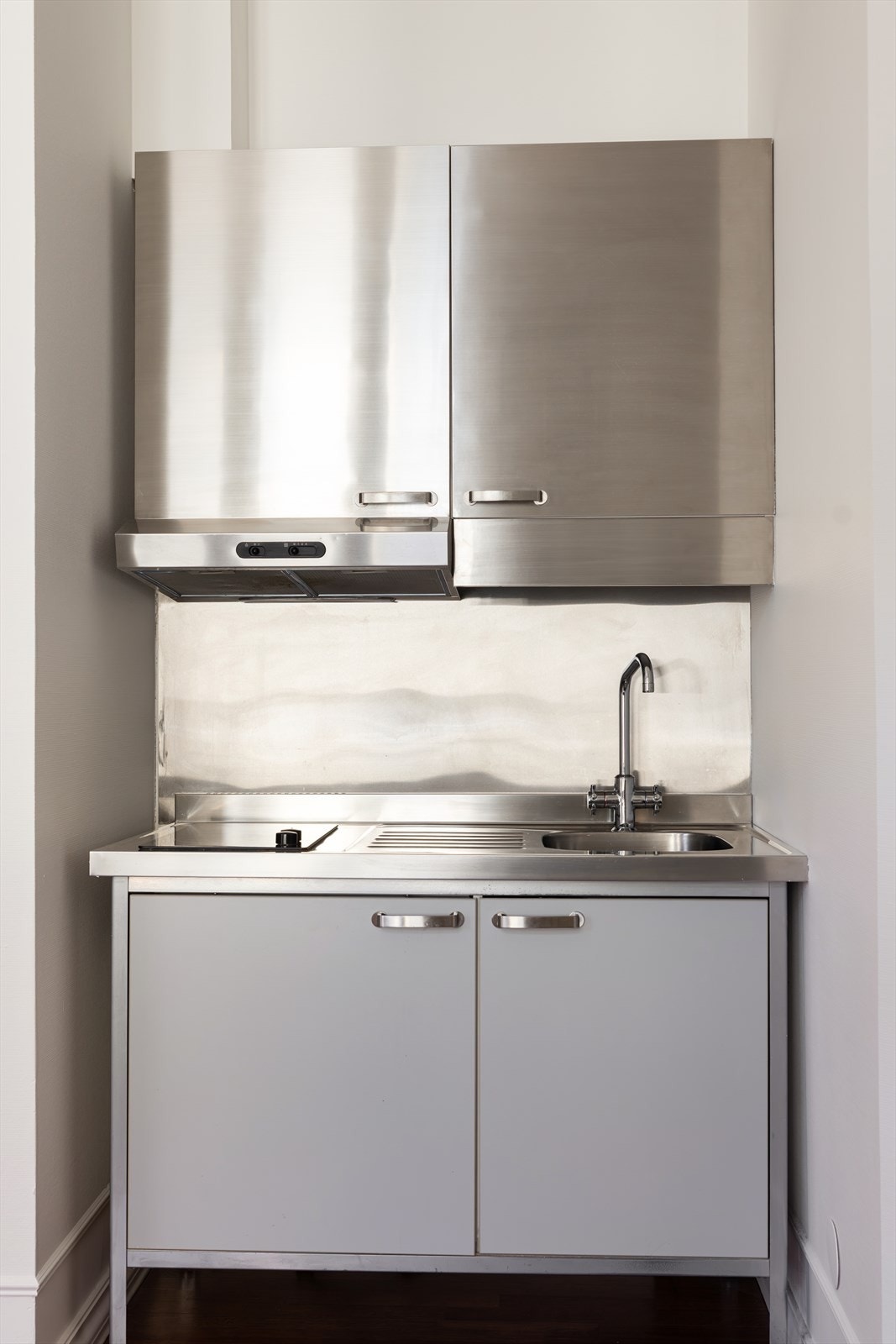 Praktisk kjøkkenmodul i rustfritt stål med vaskekum, integrert kjøleskap og platetopp. Galleribilde