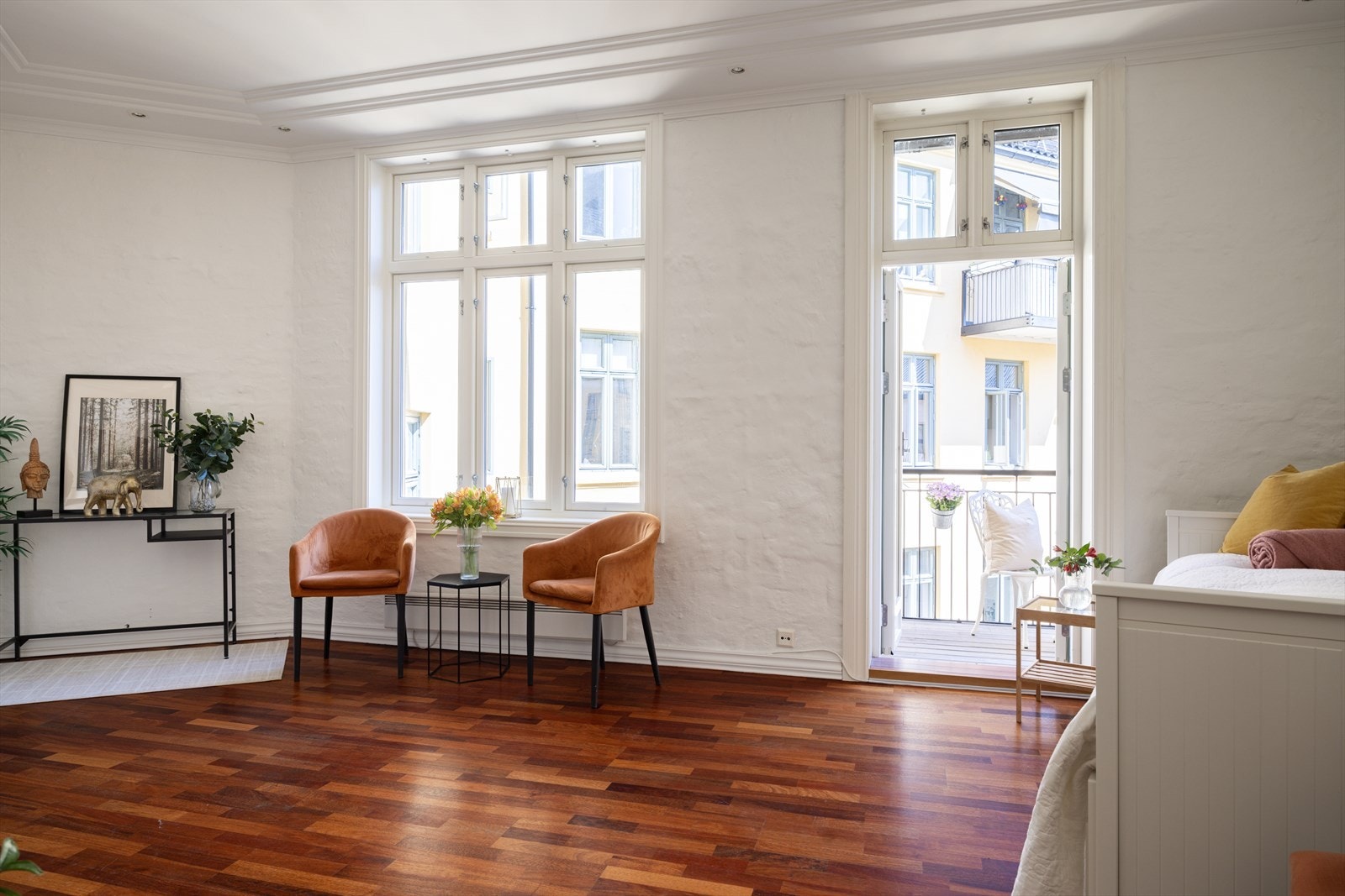 Romslig hybeldel på 25 kvm med egen inngang fra felles entré, samt utgang til flott balkong. Galleribilde