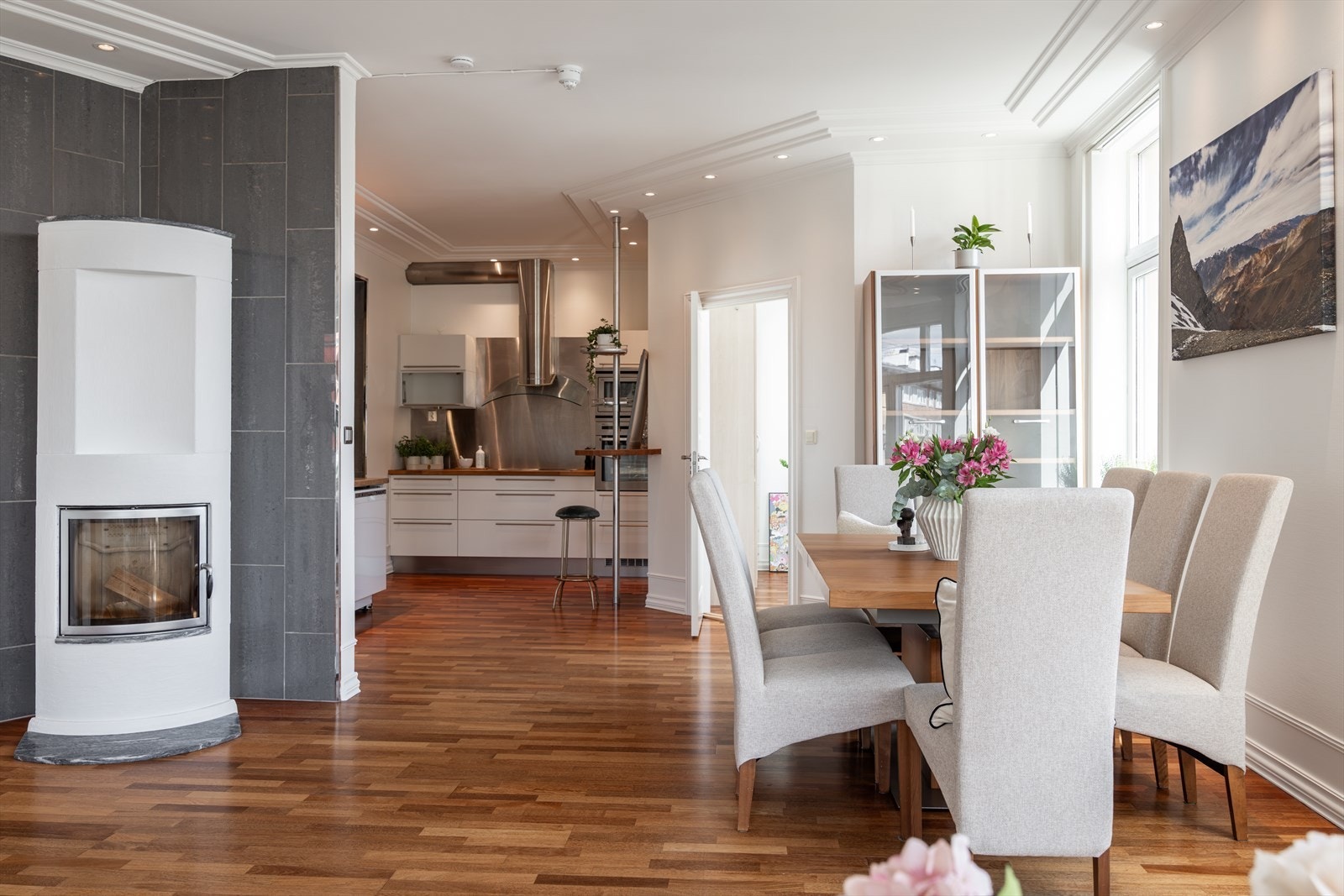 Stilren peisovn. Pipeløpet ble rehabilitert våren 2025. Galleribilde