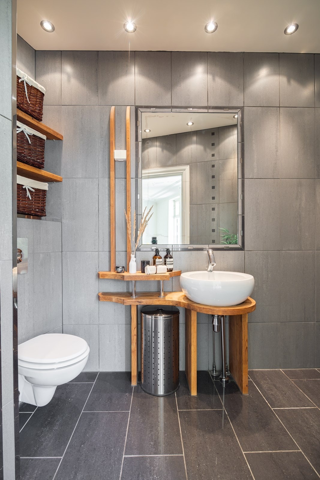 Bad nr. 3. Flislagt baderom med downlights i himling, varme i gulv, samt opplegg for vaskemaskin. Galleribilde