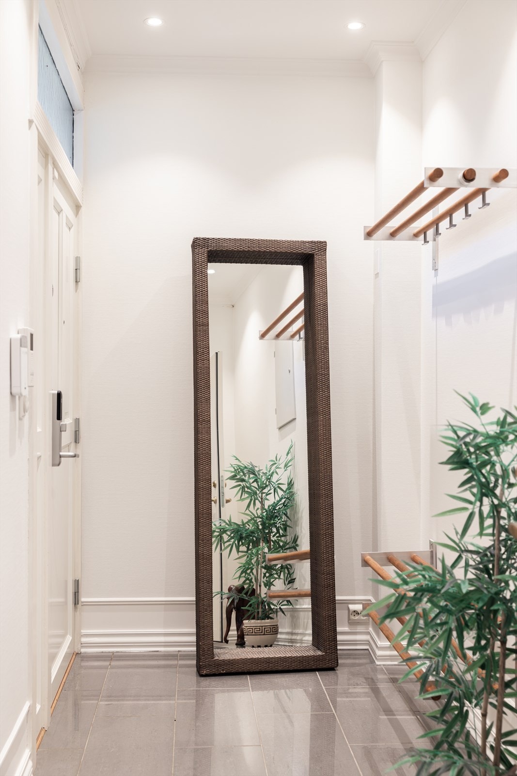 Innbydende entré med dørcalling med kamera, som gjør det enkelt å slippe inn besøkende. Galleribilde