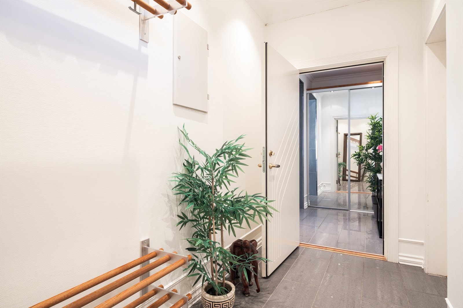 God plass til å henge fra seg yttertøy og sette fra seg sko. Galleribilde