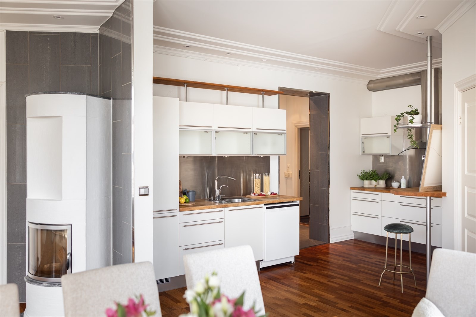 Pent HTH-kjøkken med glatte fronter og benkeplate av heltre. Galleribilde