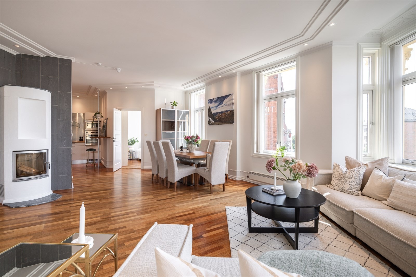 Stuen har god plass til både sofagruppe, spisebord og øvrig møblement. Galleribilde