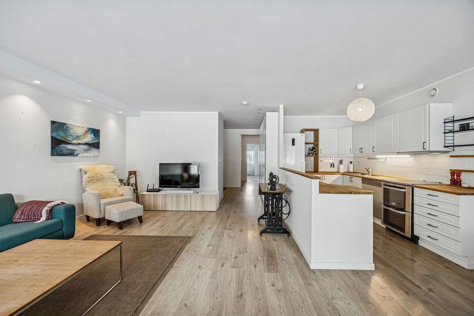 Stor åpen stue- og kjøkkenløsning Galleribilde