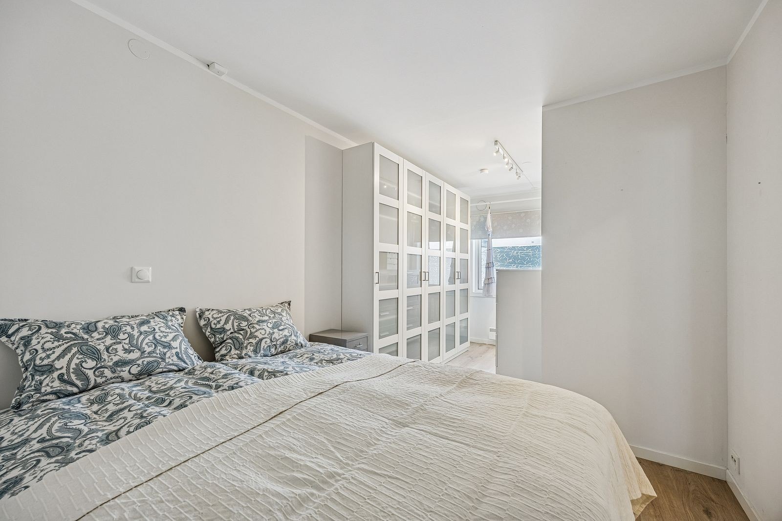 Stort hovedsoverom med walk-in Galleribilde