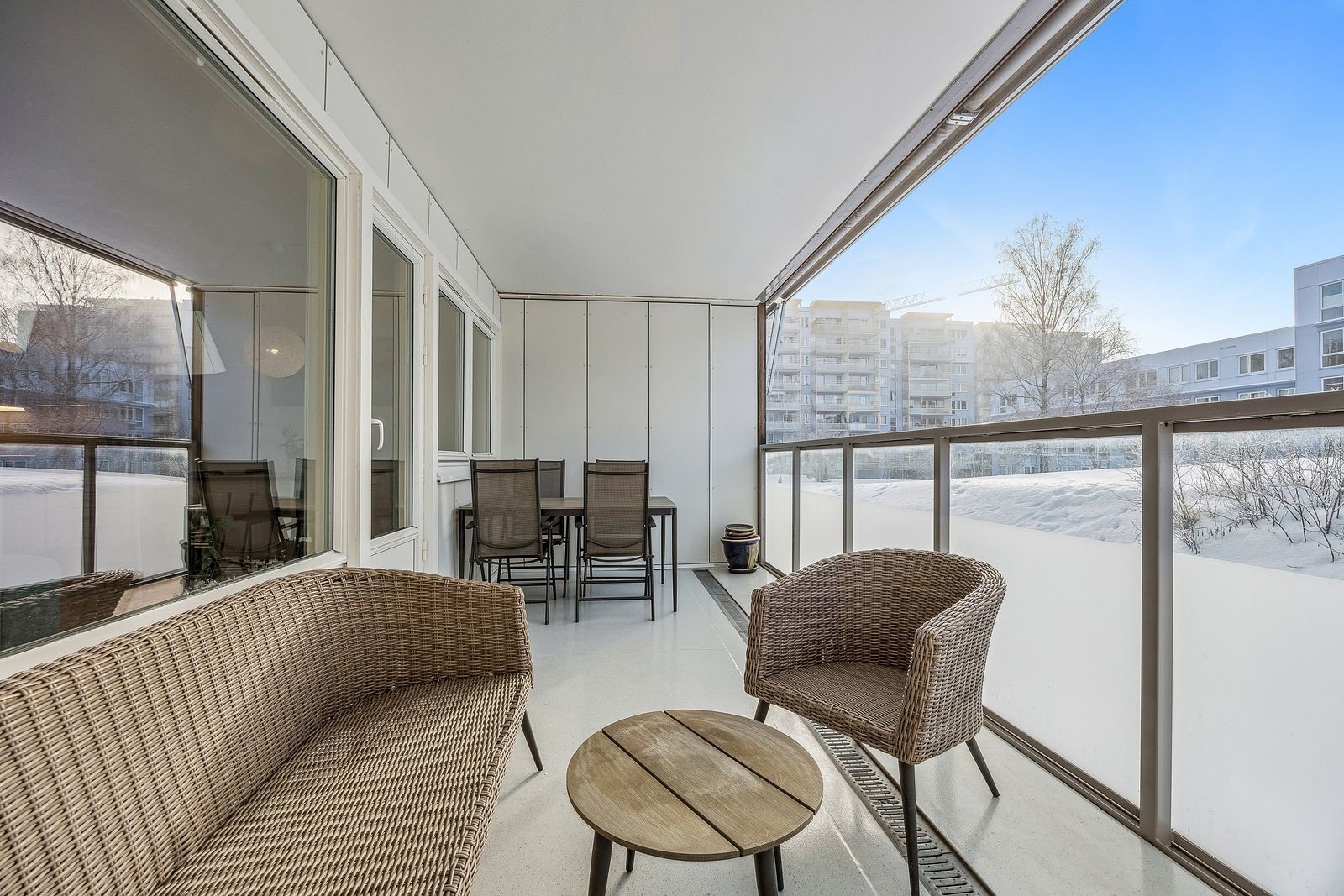 Hele 15 kvm med balkong - Plass til både sofa- og spiseløsning Galleribilde