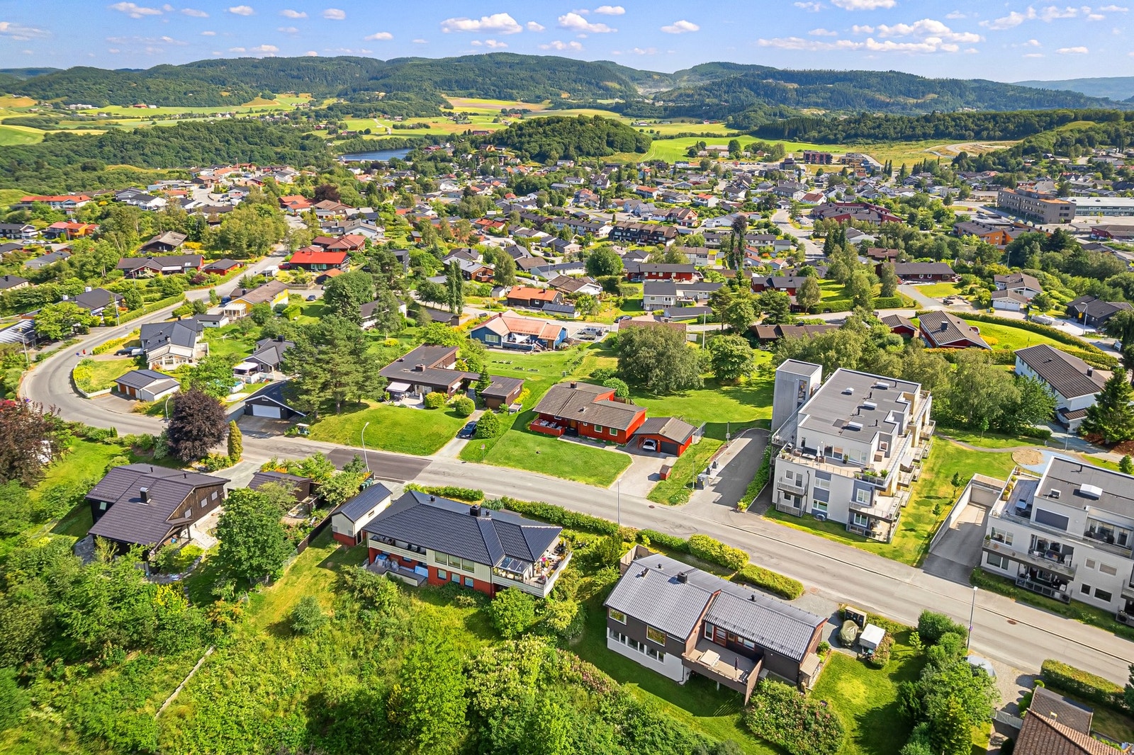 God offentlig kommunikasjon med bussholdeplass innen gangavstand. Det er også meget kort vei til Tiller med utallige servicemuligheter. Galleribilde