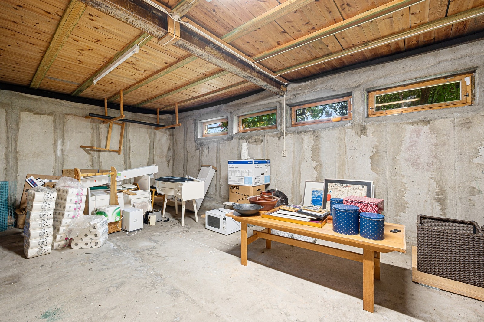 I kjelleren har man rikelig med lagringsplass i boder. Galleribilde