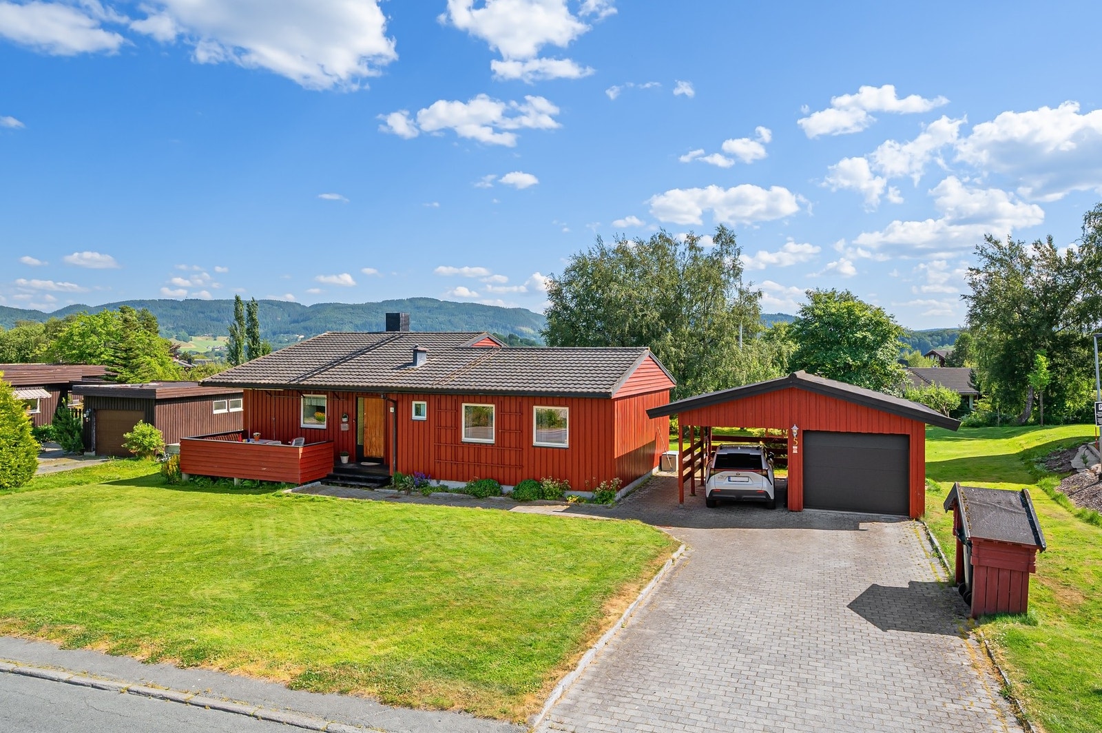 Boligen ligger i et særdeles barnevennlig boligområde med kort vei til skole og barnehage. Galleribilde