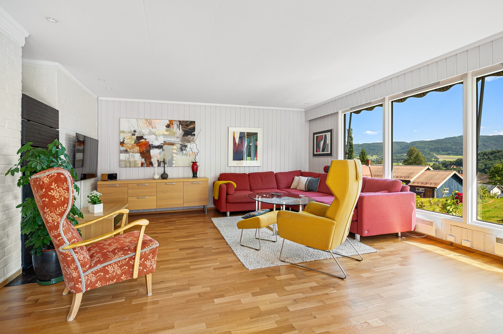 Stua har store vindusflater som gir rikelig med naturlig lysinnslipp. Galleribilde