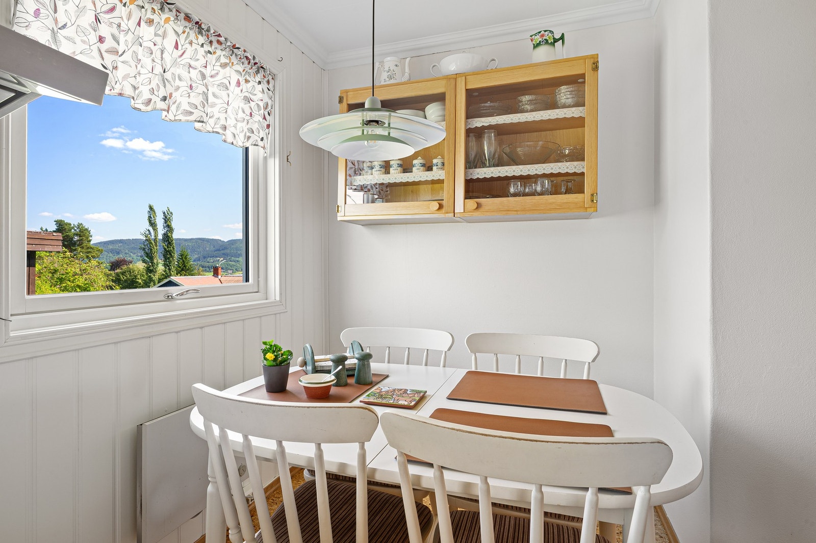 Det er plass til en hyggelig sittegruppe på kjøkkenet. Galleribilde