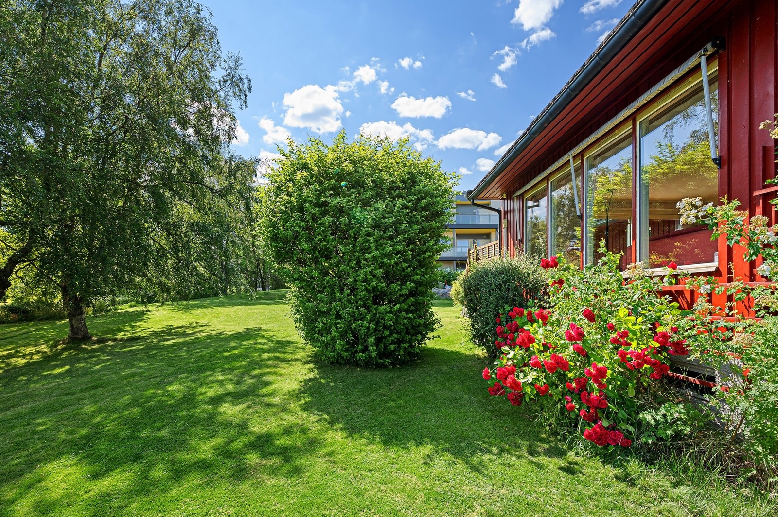 Pent opparbeidet med trær og prydbusker. Galleribilde