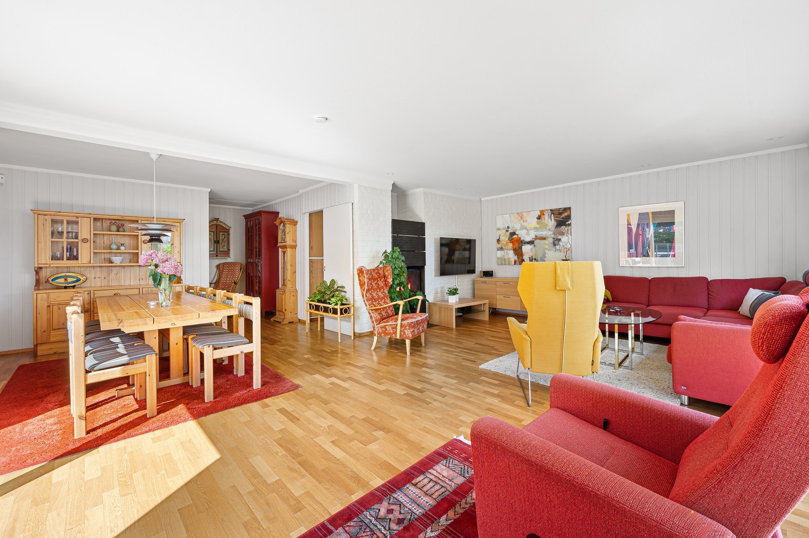 Spiseplassen finner sin naturlige plass i rommet mellom stua og kjøkkenet. Galleribilde