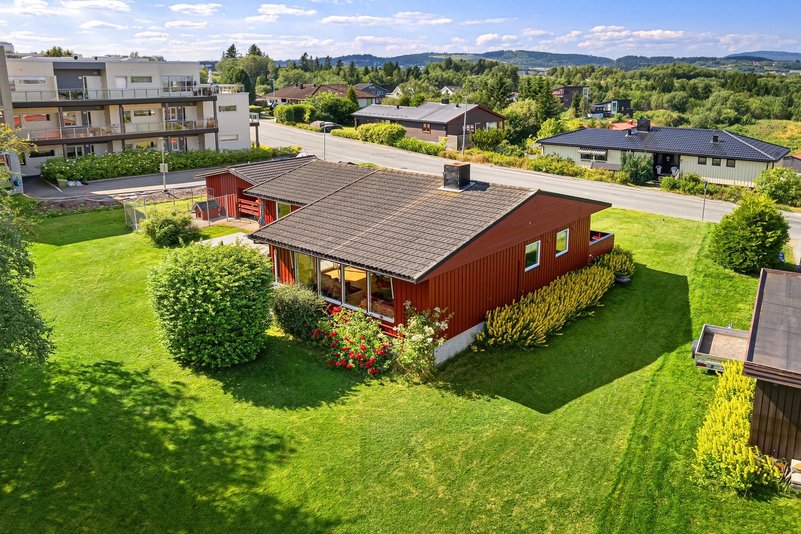 Særdeles flott hage med god plass til både lek, avslapning og sosiale sammenkomster. Galleribilde
