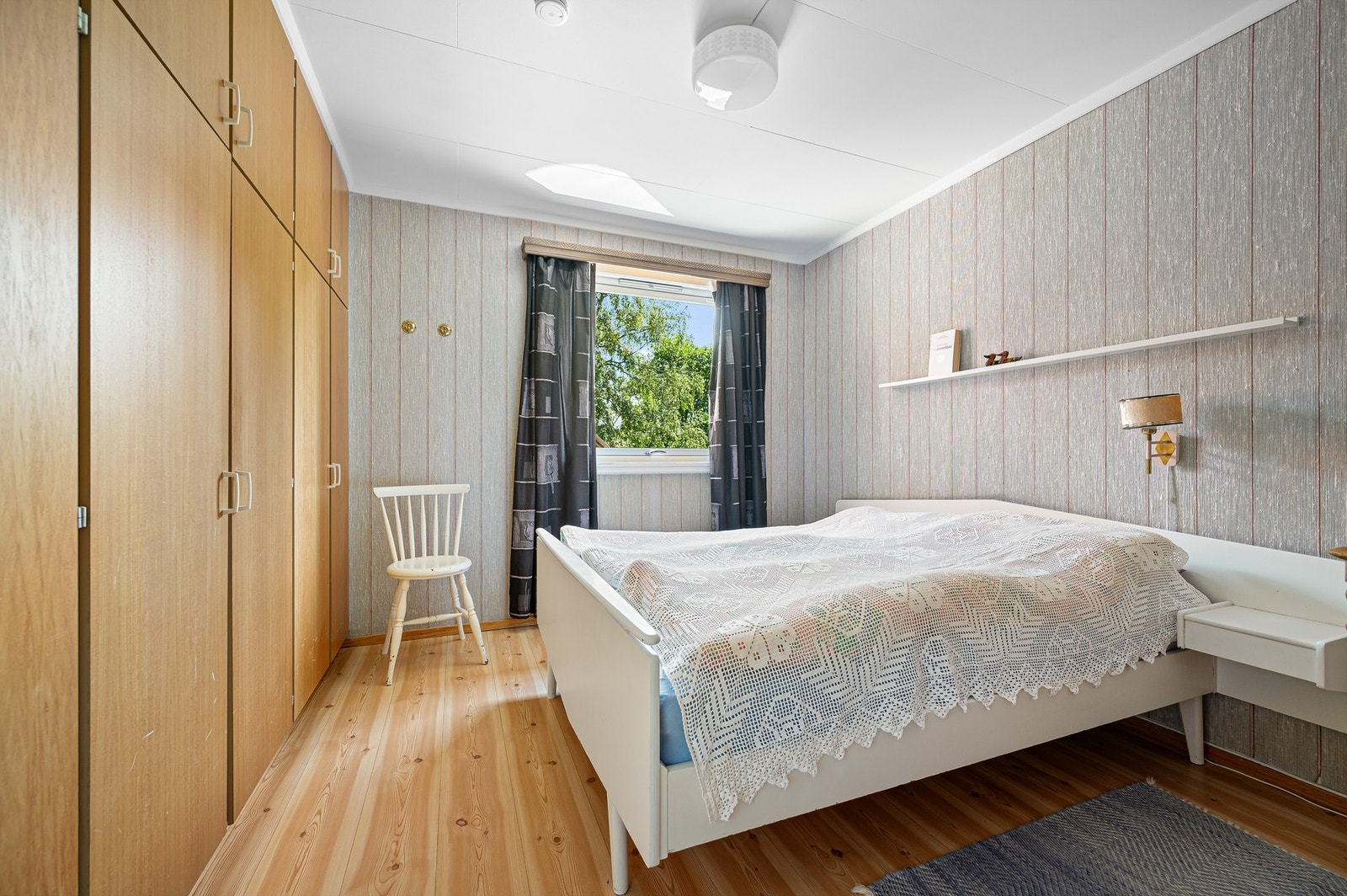 Soverom på 11 kvm innredet med praktisk garderobeløsning. Galleribilde