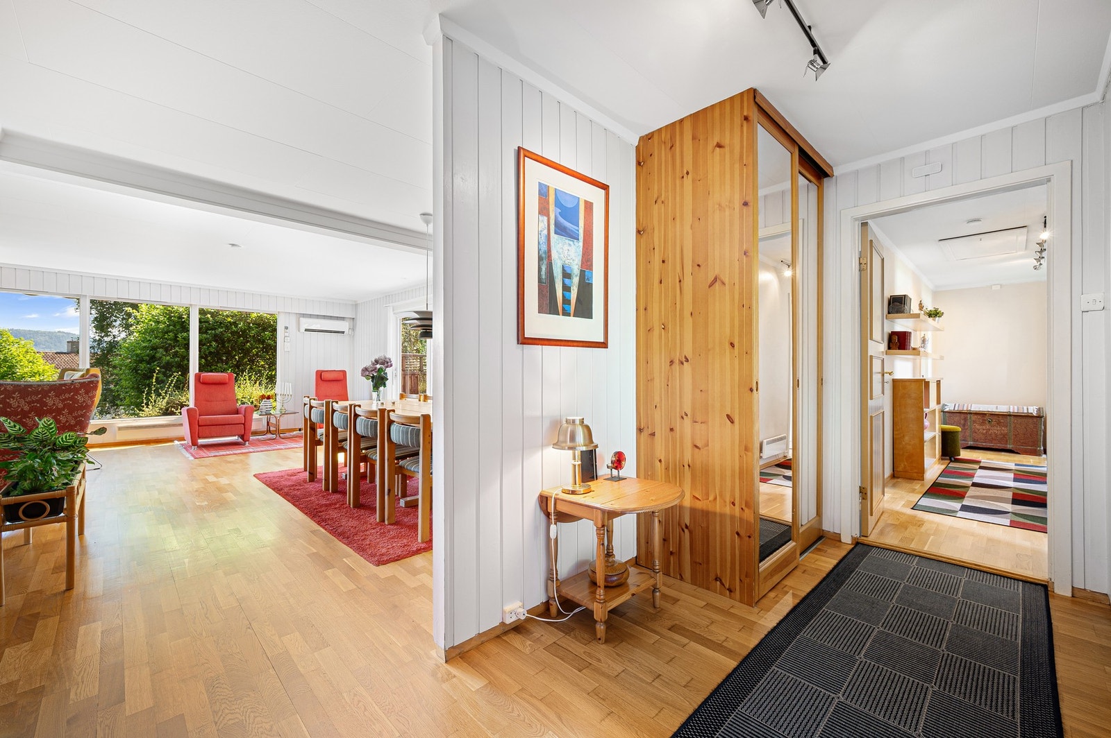 Vinduene og balkongdøren i hovedetasjen er skiftet i 2009. Galleribilde