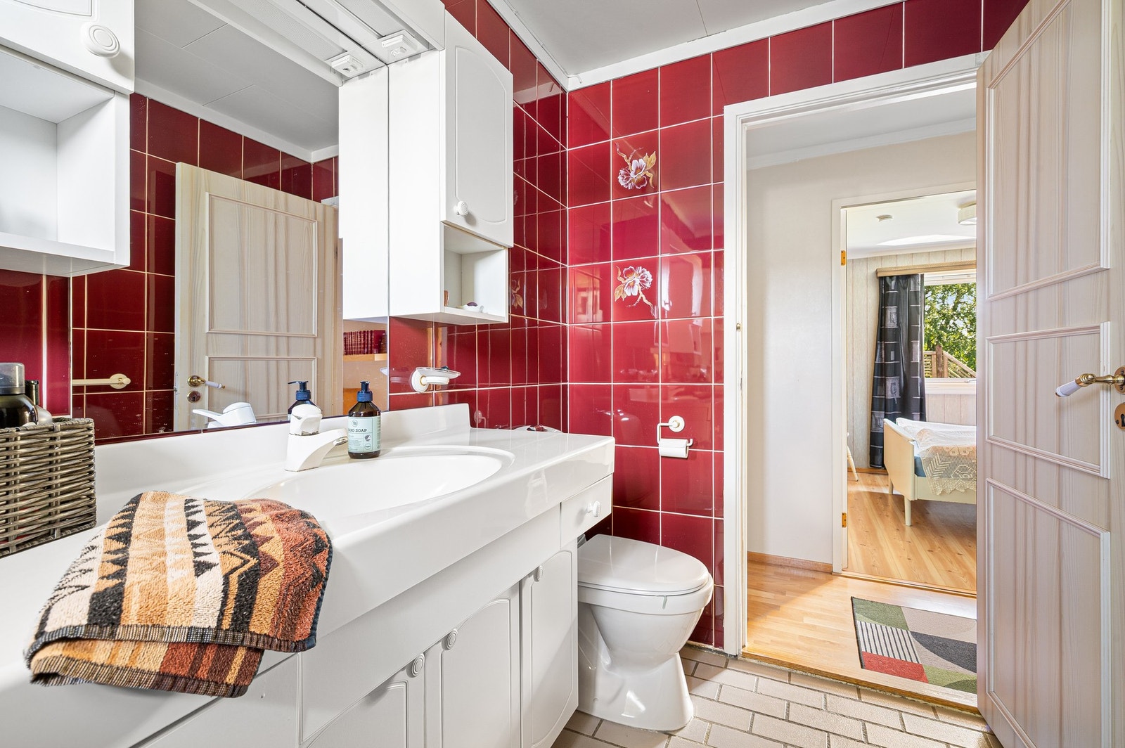 Servant med underskap, overskap og speil. Galleribilde