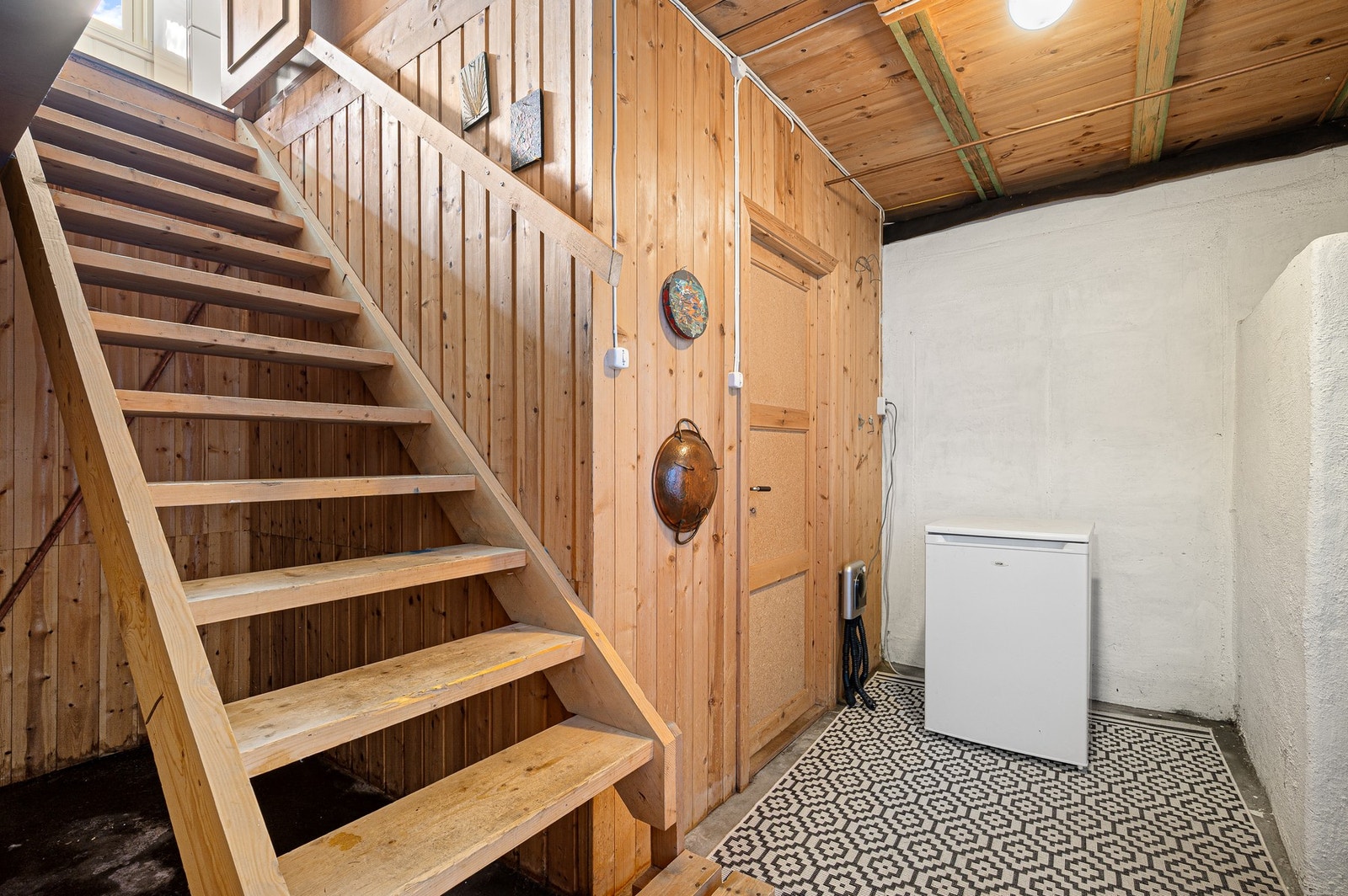 Trapp ned itl uinnredet kjeller. Galleribilde