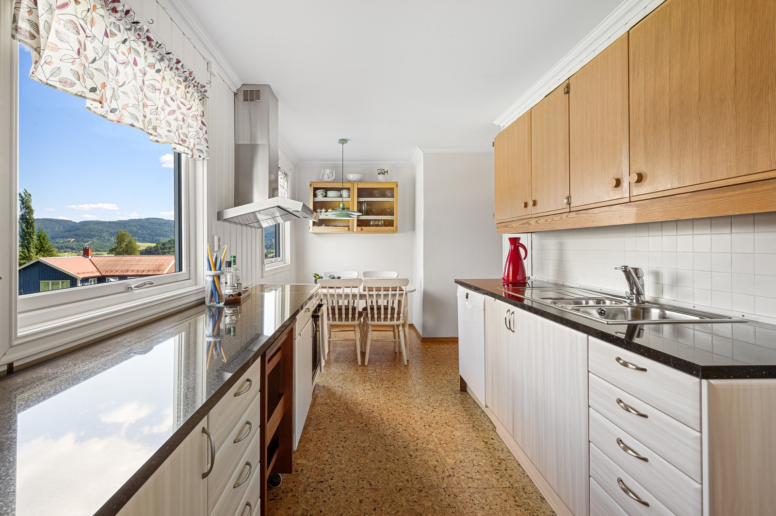 Kjøkken med mye skap- og benkeplass. Galleribilde