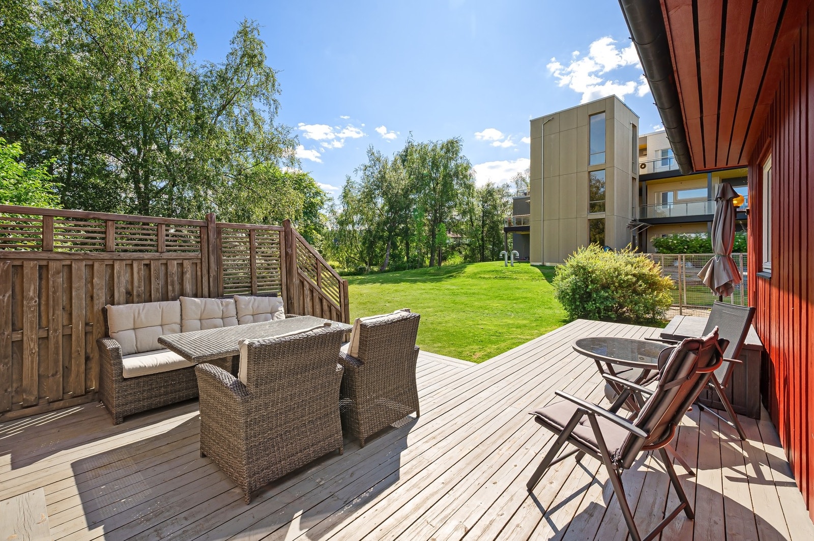 Den romslige terrassen på 31m² gir rikelig plass til både spisegruppe og loungemøbler, godt skjermet for innsyn i terrenget. Galleribilde