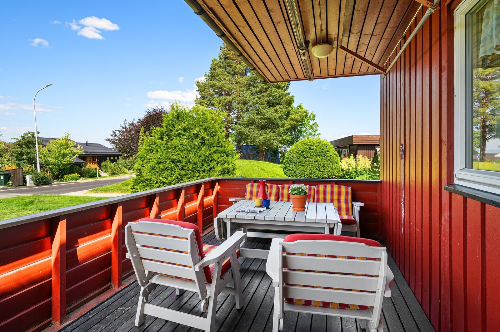 Terrassen på fremsiden av huset har rikelig med ettermiddag- og kveldssol. Galleribilde