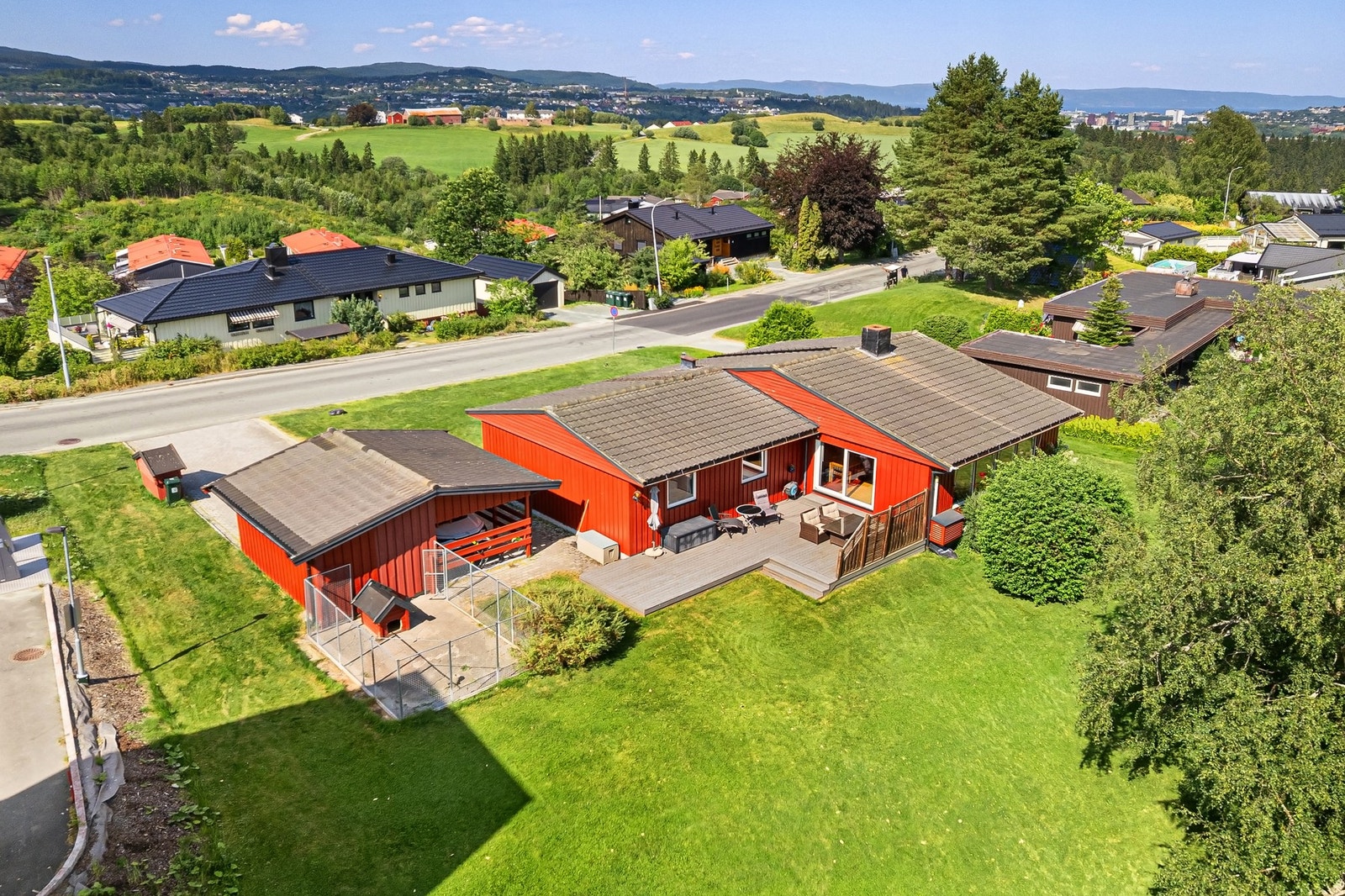 Bak garasjen er det etablert en hundegård i forbindelse med hagen og terrassen. Galleribilde