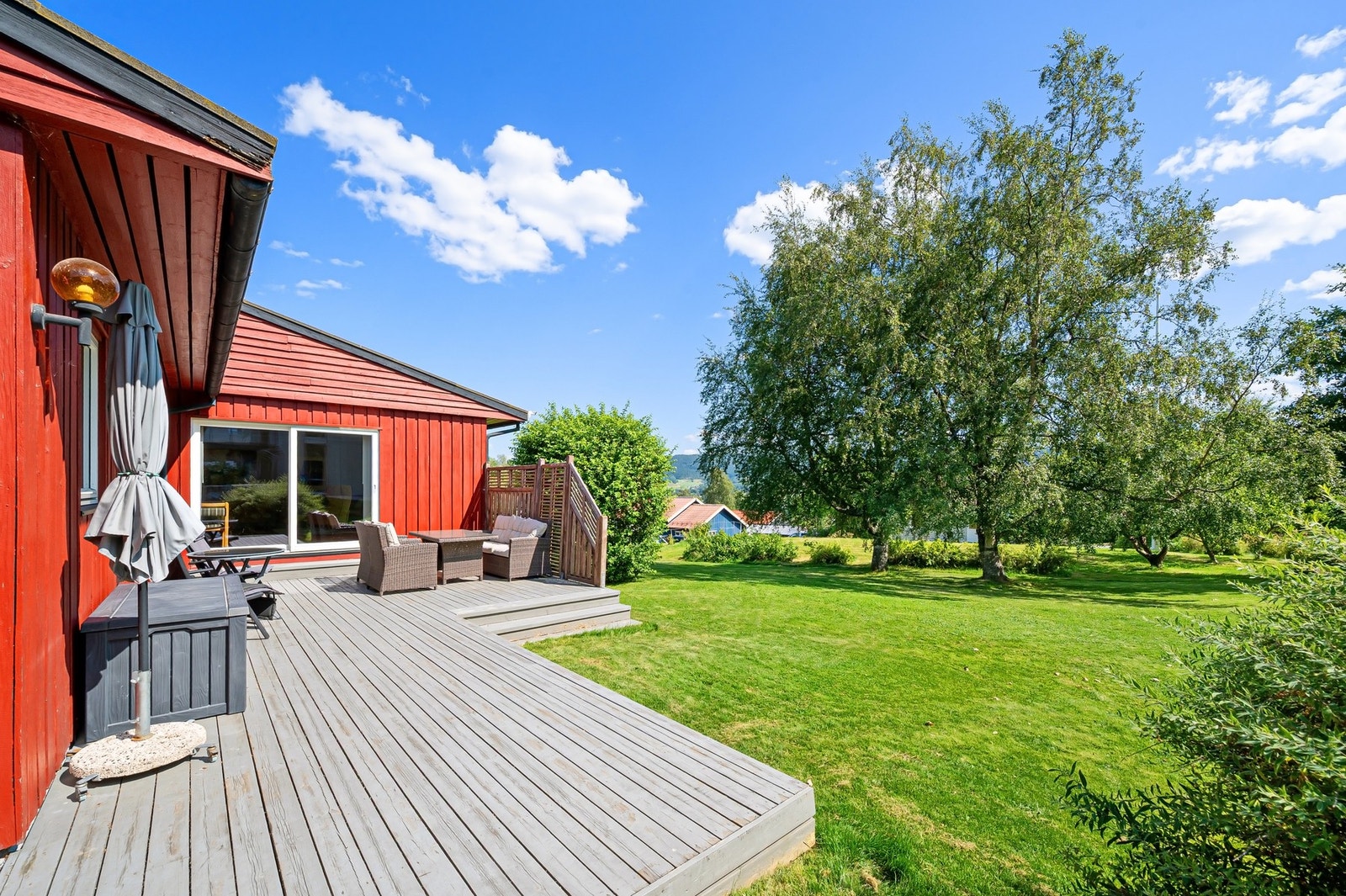 Fra stuen er det direkte utgang til en vestvendt hage og terrasse med ypperlige solforhold. Galleribilde