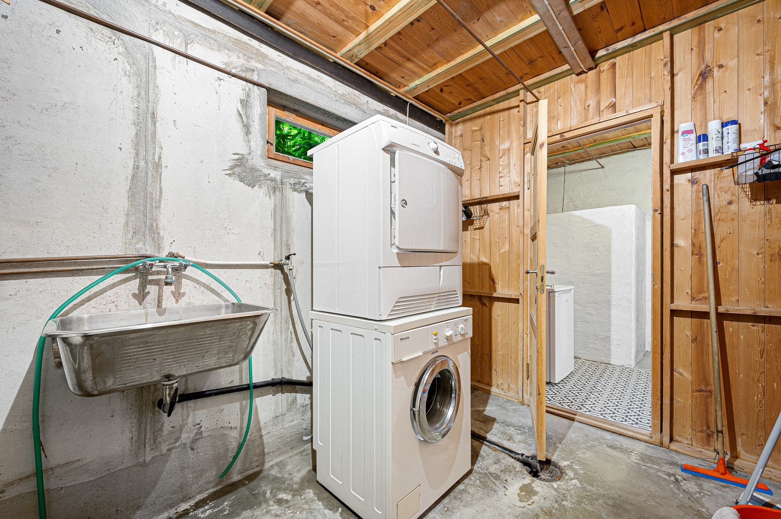 Praktisk vaskerom i kjeller. Galleribilde