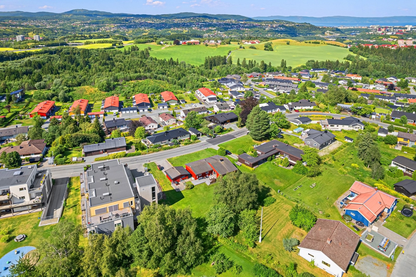 Attraktiv beliggenhet i i et rolig og barnevennlig boligområde. Sjetnemarka har et mangfold av fritidstilbud. Lokalt idrettsanlegg, korps, revylag, kor og bydelshus med egen frivilligsentral. Galleribilde