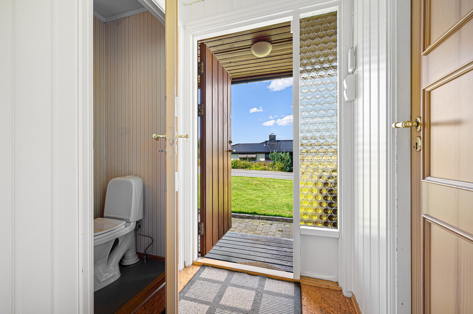 Inngangsparti, med tilgang til eget praktisk toalettrom. Galleribilde