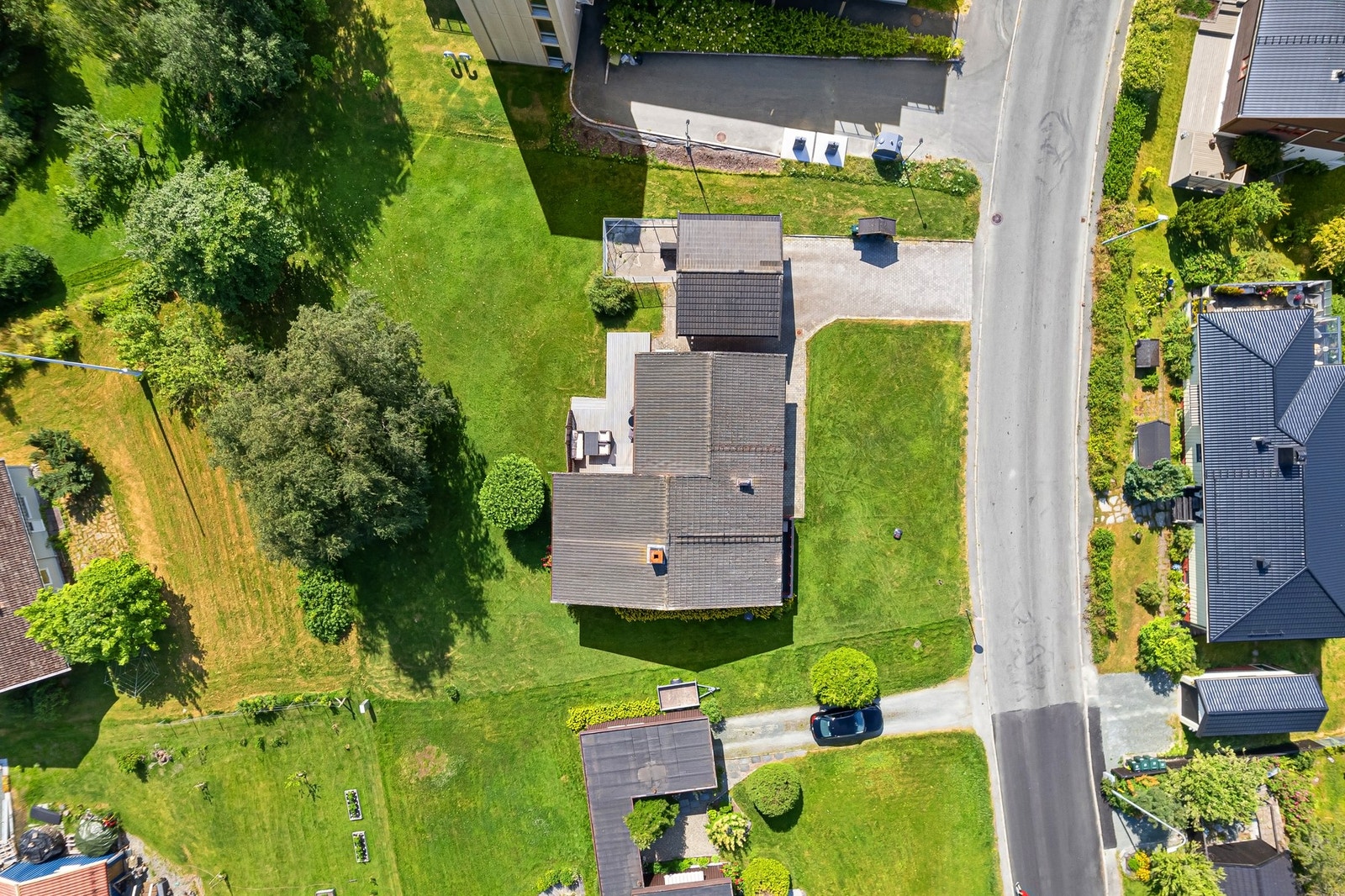 Herlig internbeliggenhet i Sjetnemarka med luftig tomt og mye boltringsplass for store og små. Galleribilde