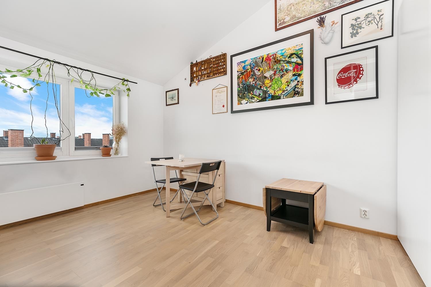 Romslig og lys stue Galleribilde